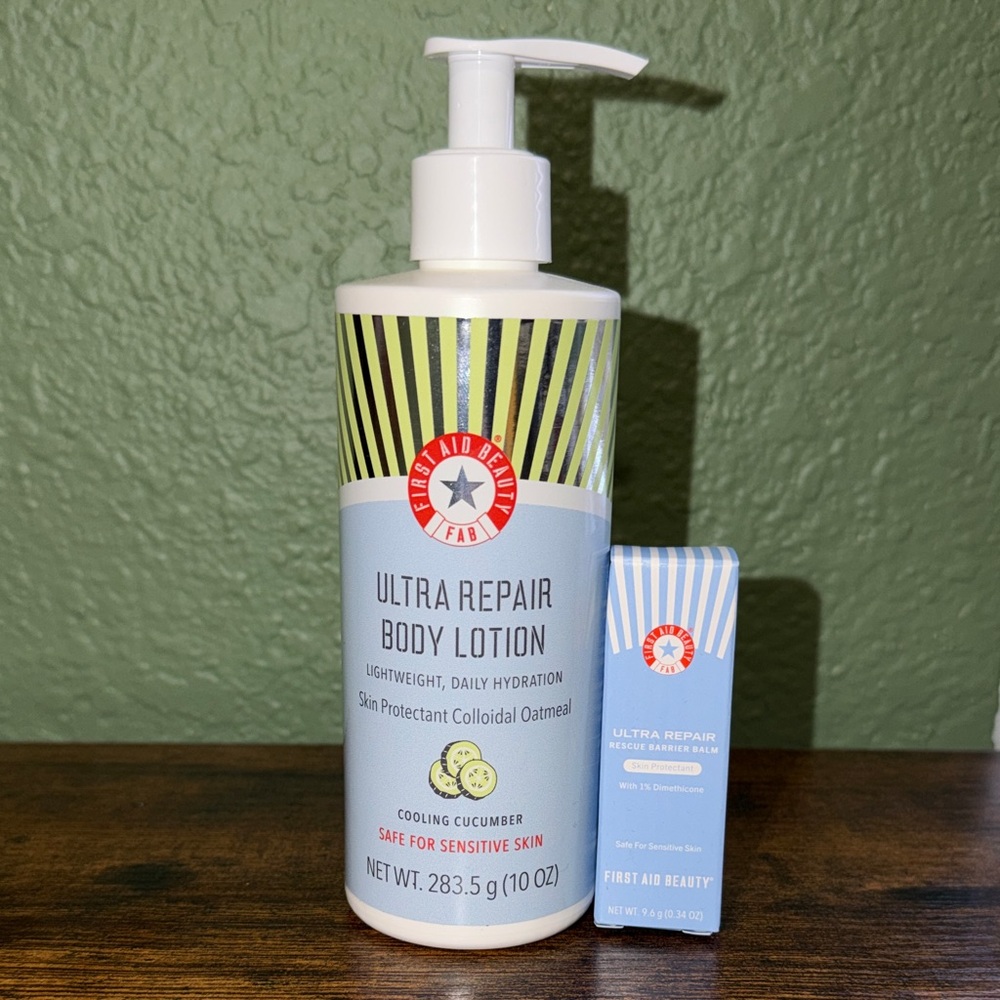 Set First Aid Beauty Ultra Repair Body Lotion and ultra repair rescue barrier